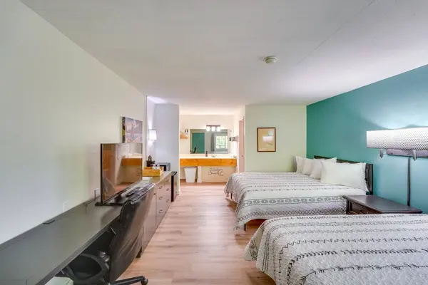 2017 E Van Buren, Eureka Springs, AR 72632-8807