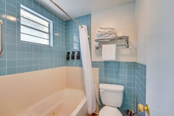 2017 E Van Buren, Eureka Springs, AR 72632-8807