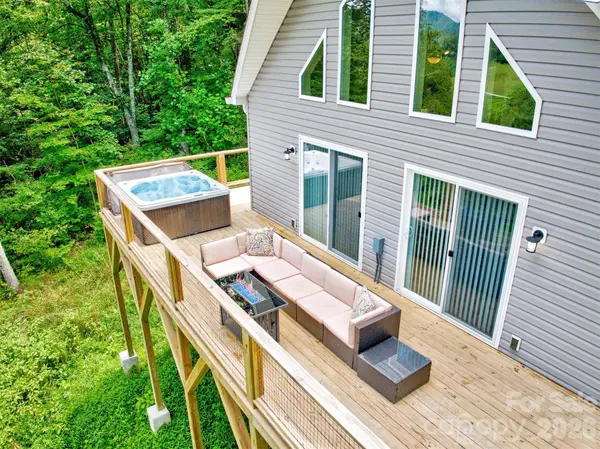 145 Banjo LN, Waynesville, NC 28785