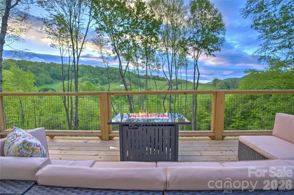 145 Banjo LN, Waynesville, NC 28785