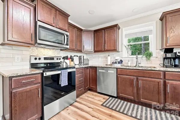 145 Banjo LN, Waynesville, NC 28785
