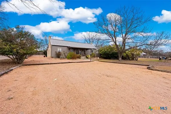 406 Cross Mountain DR, Fredericksburg, TX 78624