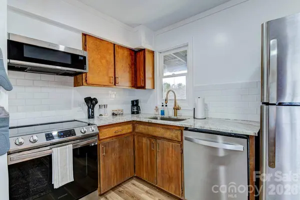28 Collins Mountain DR, Asheville, NC 28804