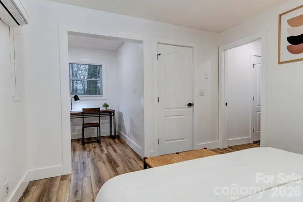 36 Collins Mountain DR, Asheville, NC 28804