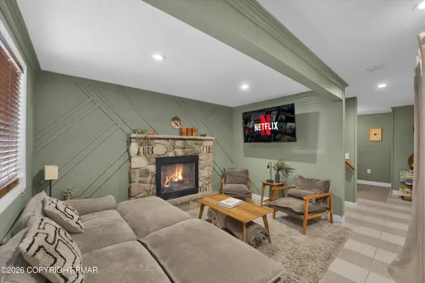 111 Country CT, Long Pond, PA 18334
