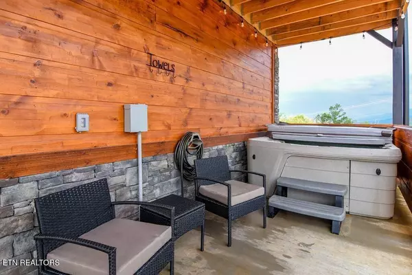 962 Cottage Gardens WAY, Gatlinburg, TN 37738