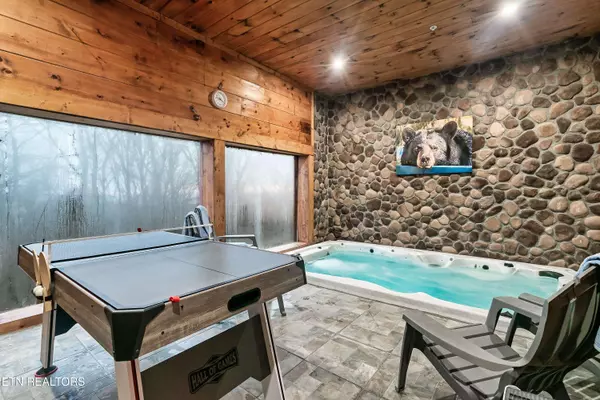 1255 Bear Cub WAY, Gatlinburg, TN 37738