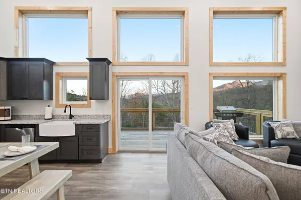 638 Ridge Top LOOP, Gatlinburg, TN 37738