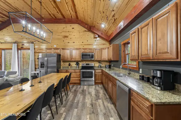 1628 Barn Door LN, Sevierville, TN 37862