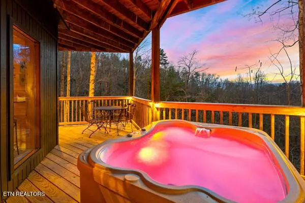 720 Octagon DR, Gatlinburg, TN 37738