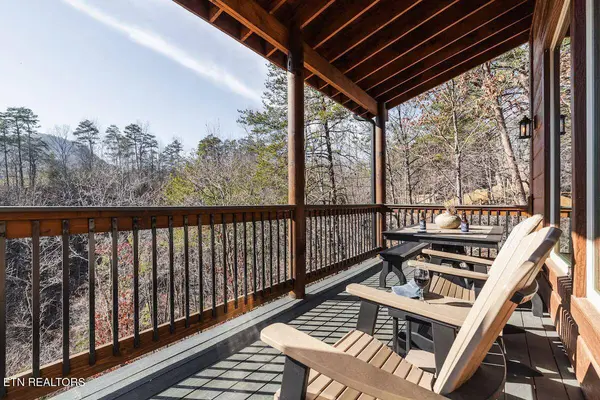 2110 Elk Pass LN, Sevierville, TN 37876