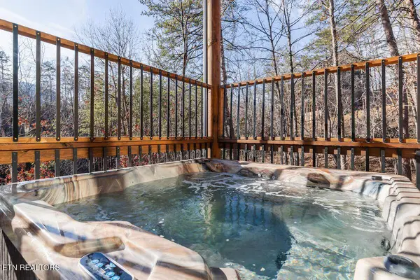 2110 Elk Pass LN, Sevierville, TN 37876