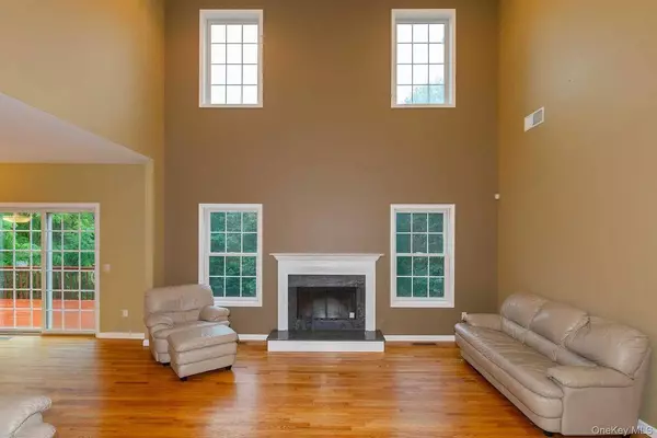 153 Shagbark LN, Hopewell Junction, NY 12533