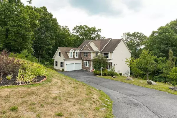 153 Shagbark LN, Hopewell Junction, NY 12533