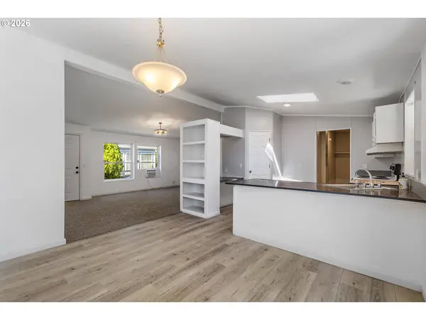 655 VILLAGE DR, Molalla, OR 97038