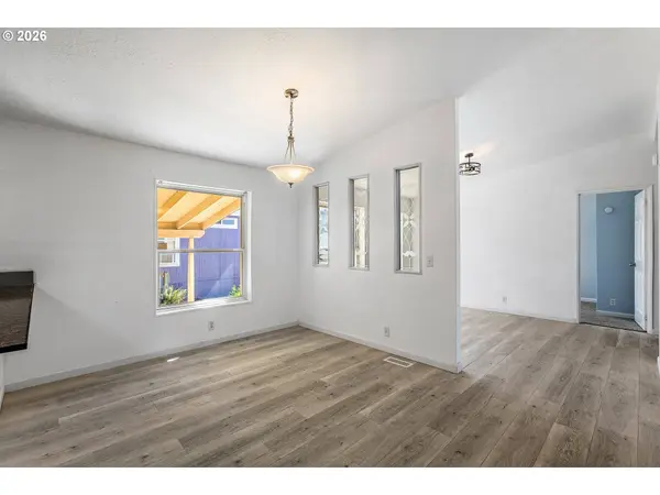 655 VILLAGE DR, Molalla, OR 97038