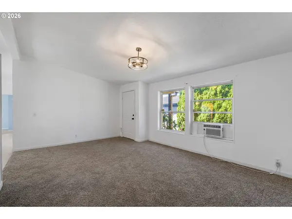 655 VILLAGE DR, Molalla, OR 97038
