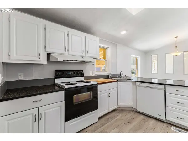 655 VILLAGE DR, Molalla, OR 97038