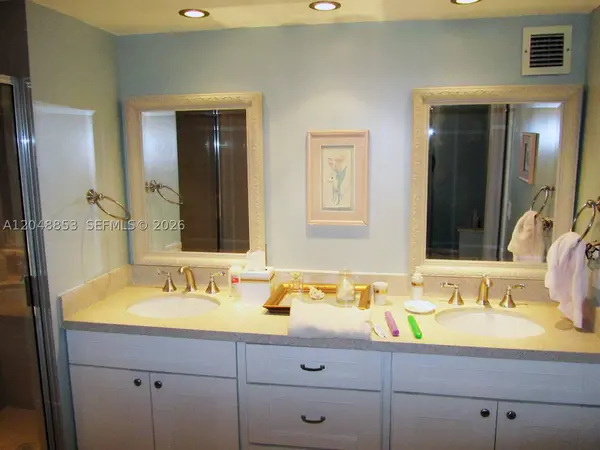 1833 S Ocean Dr #911, Hallandale Beach, FL 33009