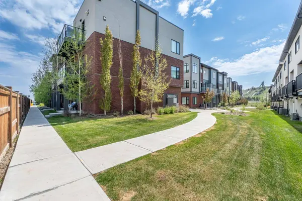 408 Greenbriar Common NW, Calgary, AB T3B 6J3