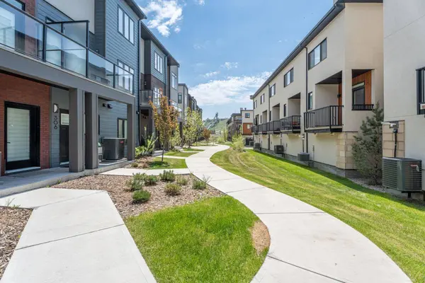 408 Greenbriar Common NW, Calgary, AB T3B 6J3