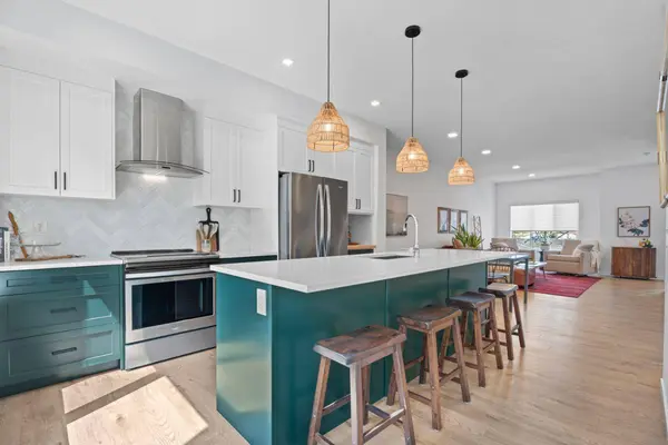 408 Greenbriar Common NW, Calgary, AB T3B 6J3