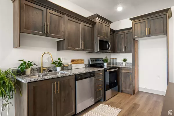 947 N HARBOR VILLAGE DR E #201, Garden City, UT 84028