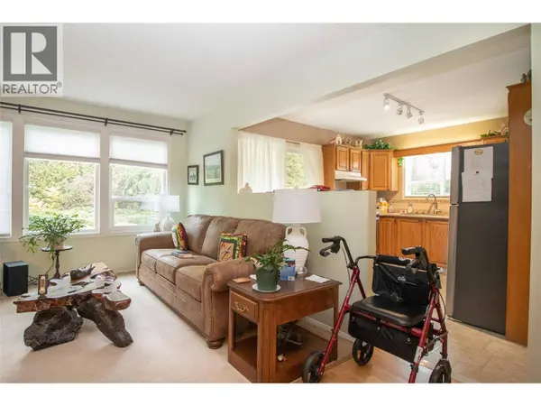 1209 Brookside AVE #2, Kelowna, BC V1Y5T5