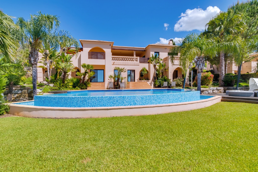 Exceptional 4-Bedroom Villa in the Amendoeira Golf Resort #QPSAV/Portugal, Portugal, 