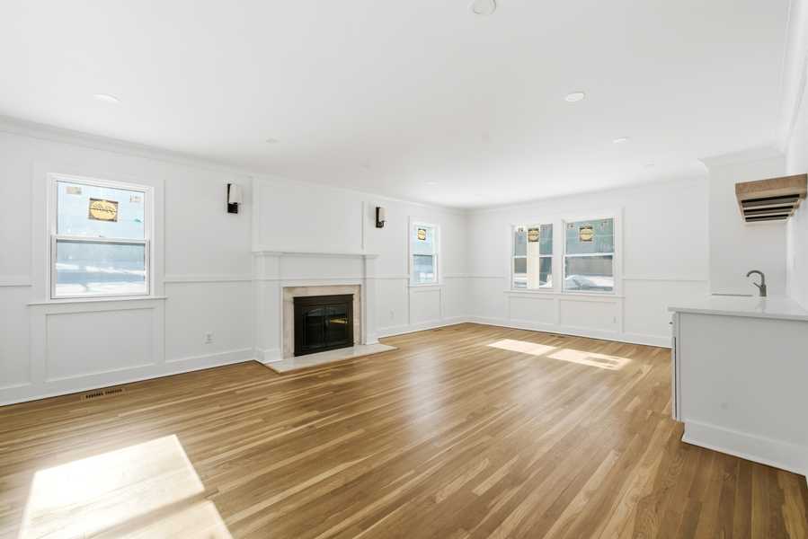 75 Centerport Rd, Greenlawn, NY 11740-1006