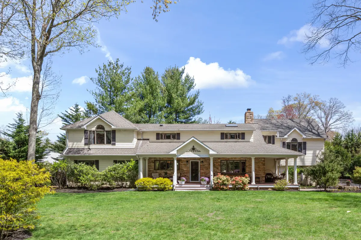 18 Windy Ln, Northport, NY 11768-1462