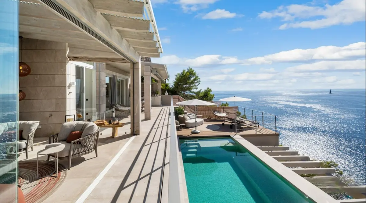 INCREDIBLE SEAFRONT VILLA IN CALA LLAMP #MAL/LOV, Mallorca,