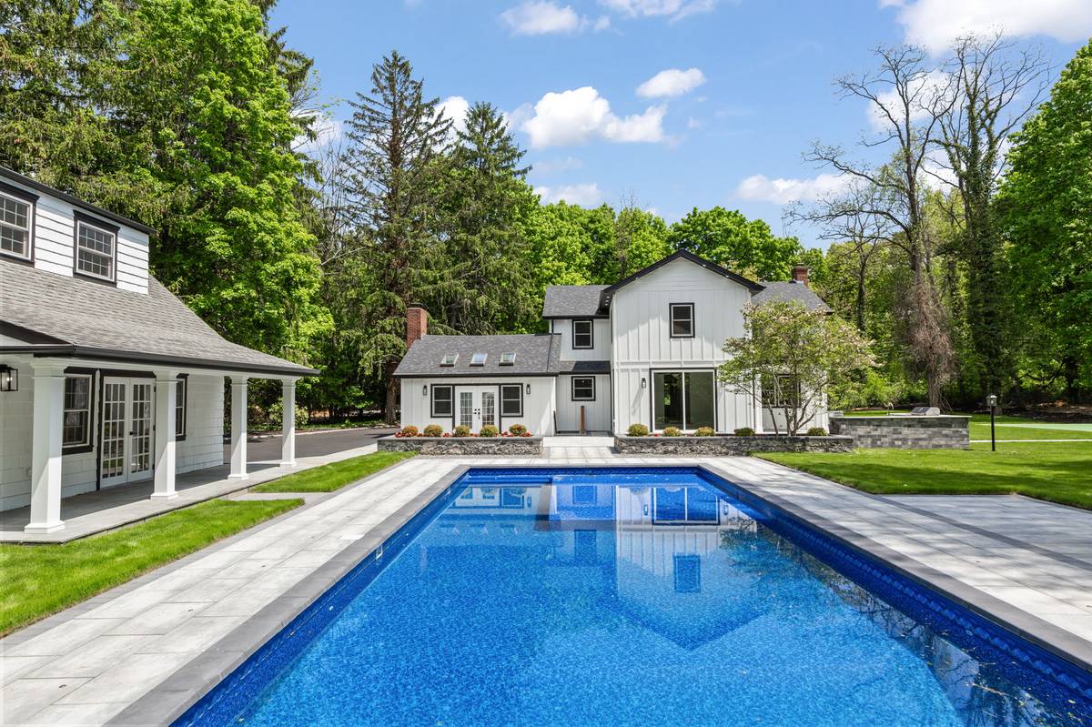 75 Centerport Rd, Greenlawn, NY 11740-1006