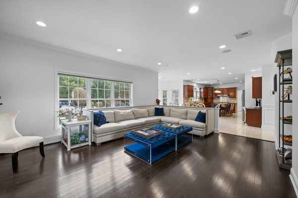 Lake Grove, NY 11755-1853,7 Park View Ln