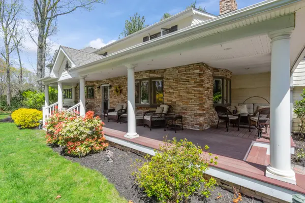 18 Windy Ln, Northport, NY 11768-1462