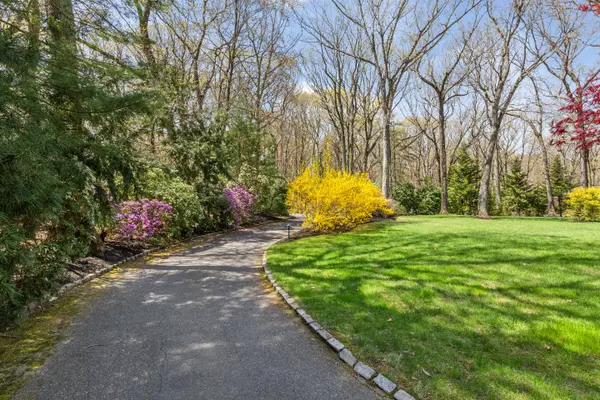 18 Windy Ln, Northport, NY 11768-1462