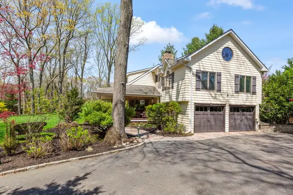 18 Windy Ln, Northport, NY 11768-1462