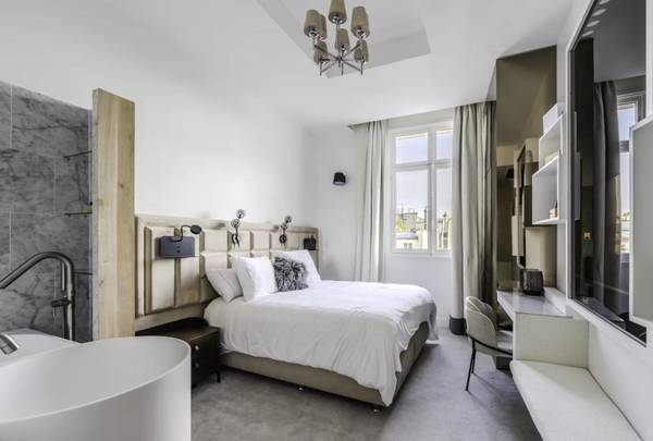 An Iconic Avenue d’Iéna Residence #LE, Paris,