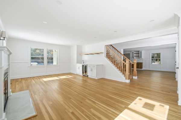 75 Centerport Rd, Greenlawn, NY 11740-1006