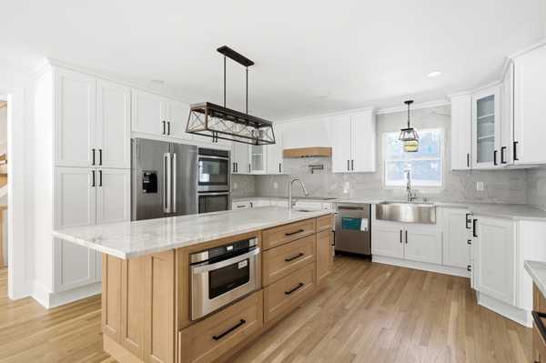 75 Centerport Rd, Greenlawn, NY 11740-1006