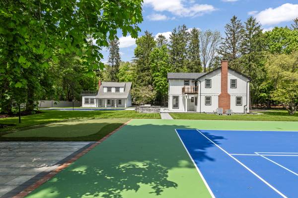 75 Centerport Rd, Greenlawn, NY 11740-1006