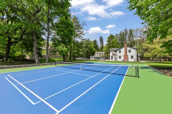 75 Centerport Rd, Greenlawn, NY 11740-1006