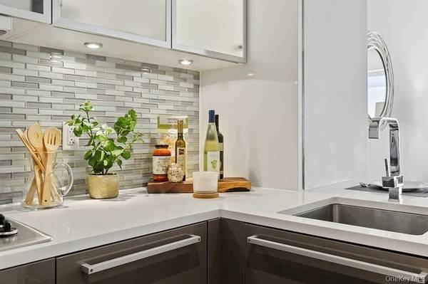 75 Wall St APT 36R, New York, NY 10005