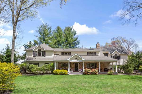 18 Windy Ln, Northport, NY 11768-1462