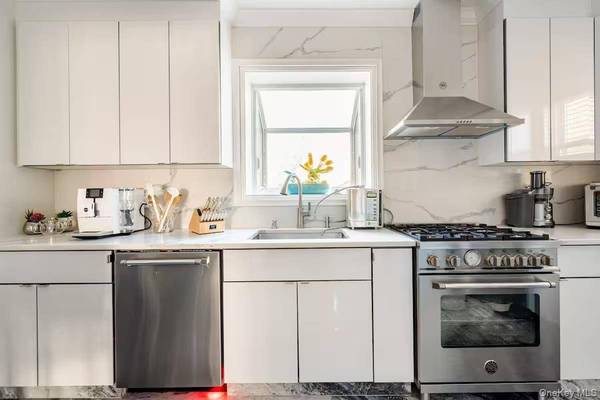 151-05 20th Road 20th, Whitestone, NY 11357