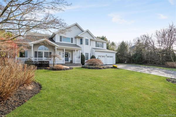 7 Park View LN, Lake Grove, NY 11755