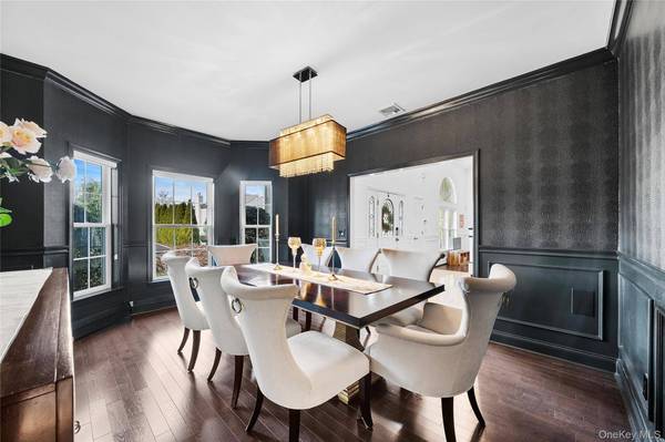 7 Park View LN, Lake Grove, NY 11755