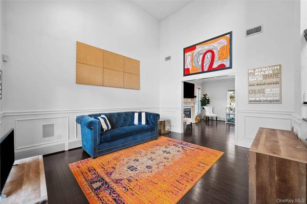 7 Park View LN, Lake Grove, NY 11755