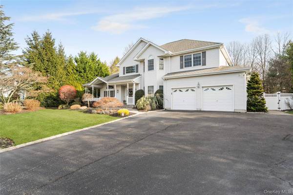 7 Park View LN, Lake Grove, NY 11755