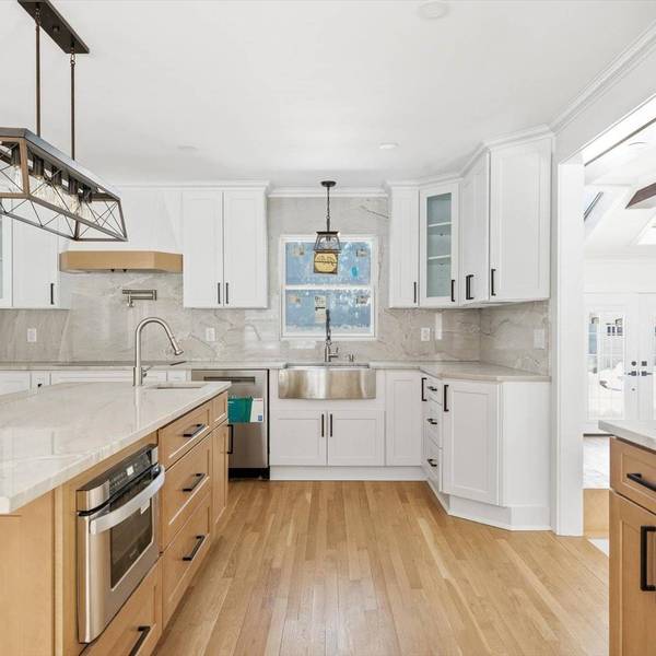 75 Centerport Rd, Greenlawn, NY 11740-1006